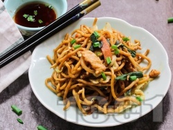 Нудли с пилешки гърди, броколи, грах и чушки по китайски - снимка на рецептата